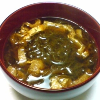 キムチ鍋の素で作る、もずくとアゲの味噌汁